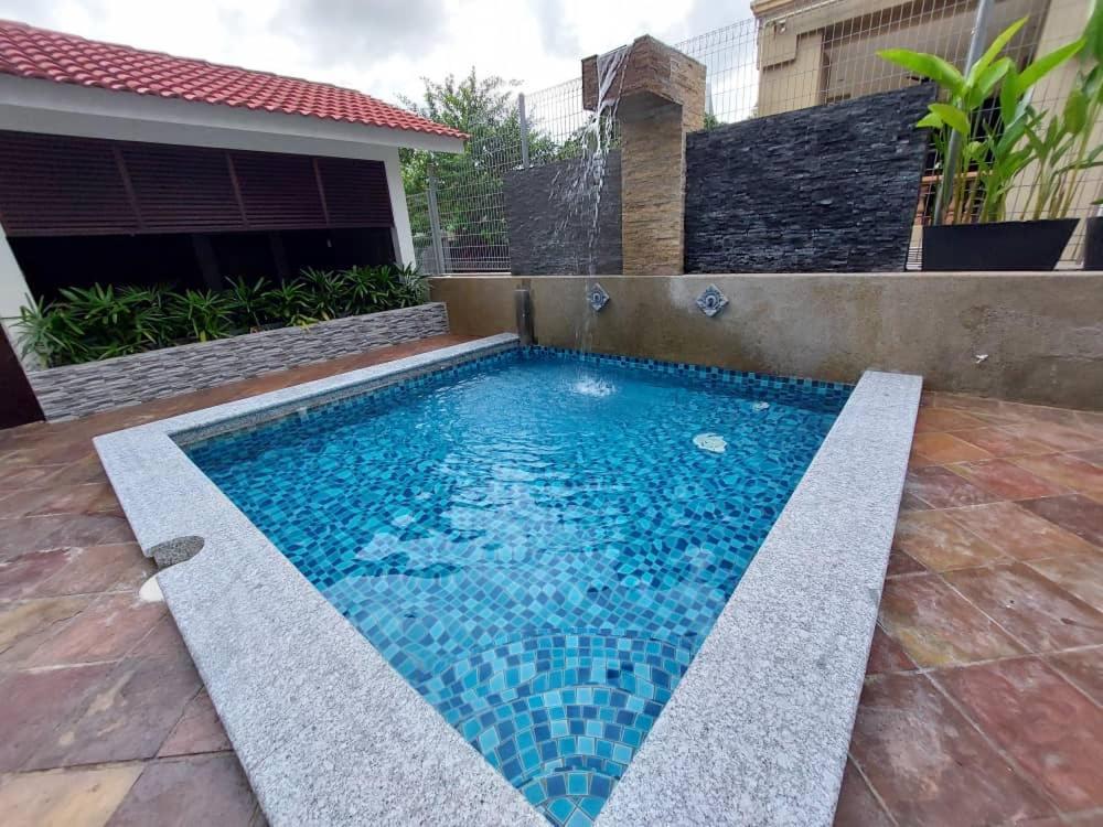Christee Suites Hotel Малакка Экстерьер фото
