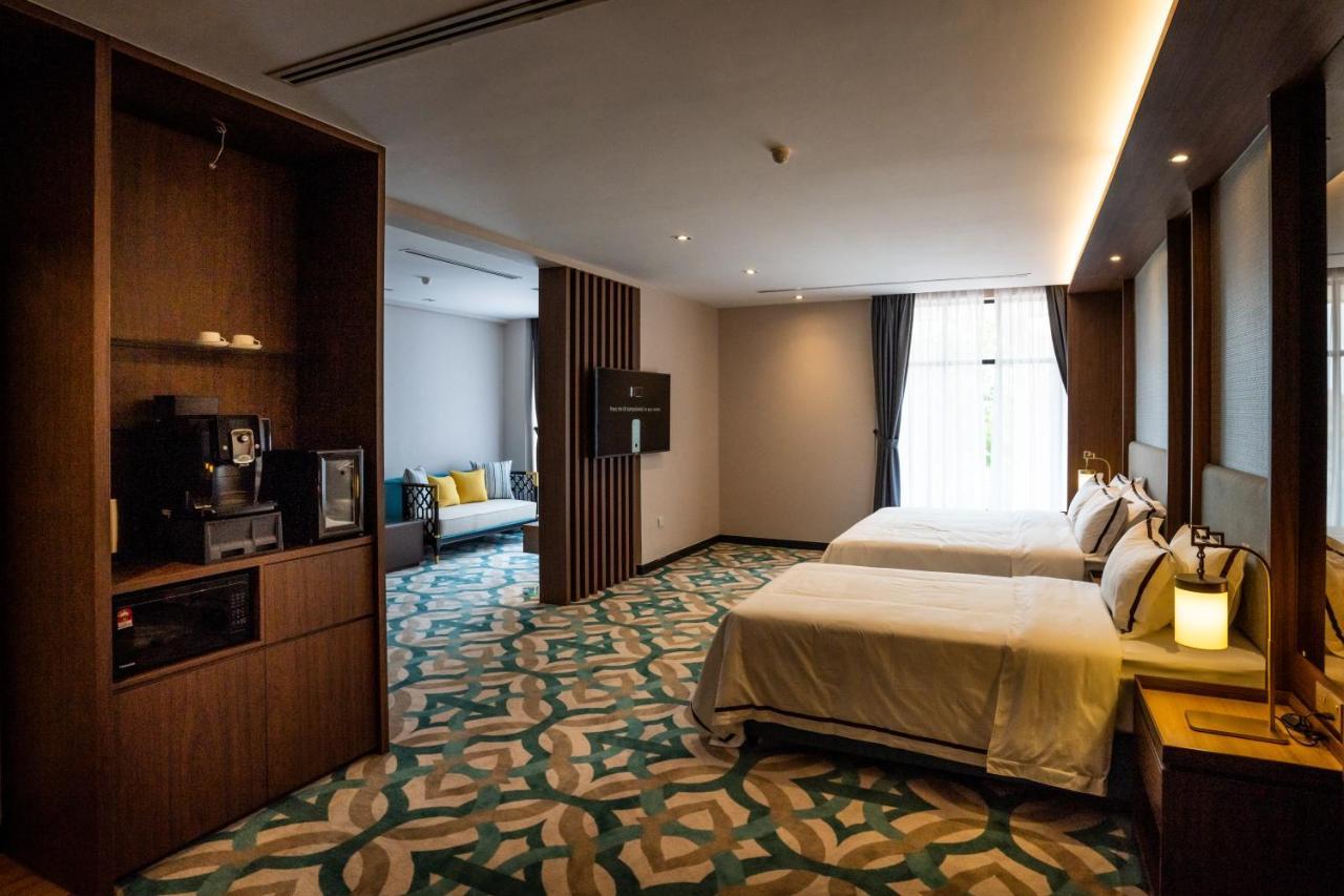 Christee Suites Hotel Малакка Экстерьер фото